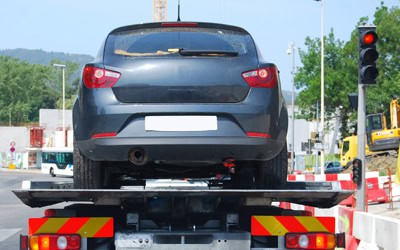 Dépanneuse DEP77 remorquant une voiture sur plateau à Bruxelles